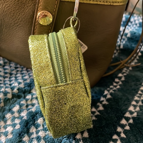 🤩 Claire’s Glitter Avacado Keychain Pouch 🥑✨ - Picture 4 of 7
